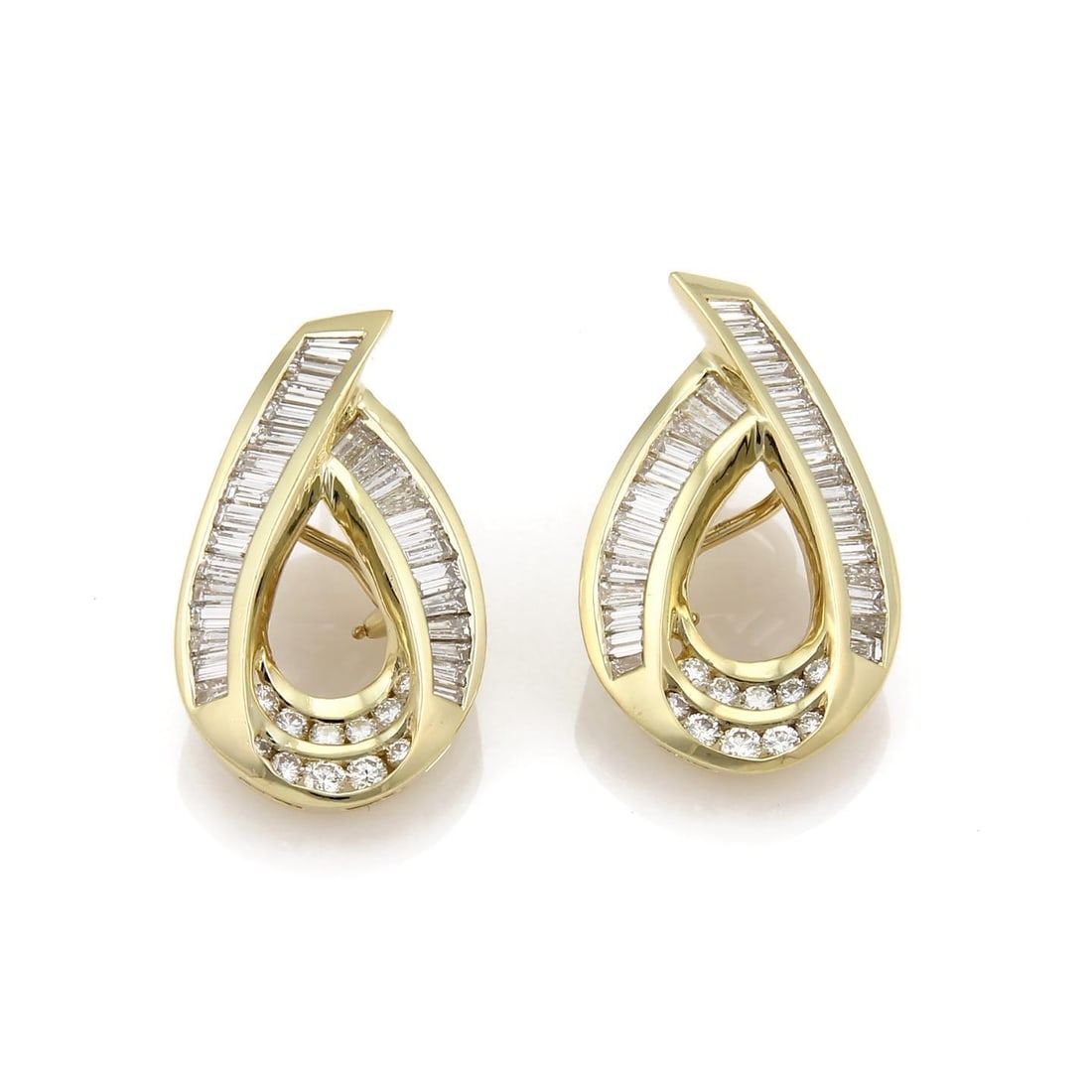 7.00 Carats Diamond 18k Yellow Gold Ribbon Loop Earrings: 7.00 Carats Diamond 18k Yellow Gold Ribbon Loop Earrings This exquisite pair of earrings is crafted from 18k yellow gold, featuring a polished finish that enhances its elegant ribbon loop design. The 