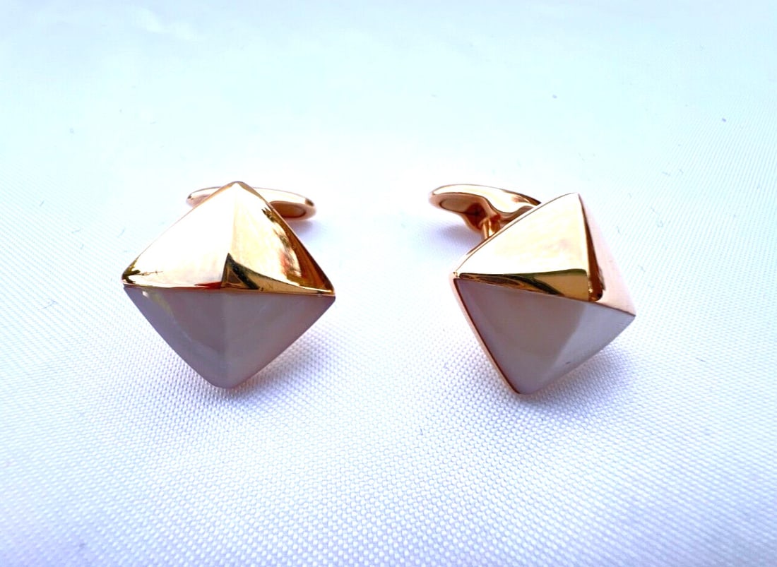 Antora 18K Gold Mother of Pearl Cufflinks Signed Elegant Design: Antora 18K Gold Mother of Pearl Cufflinks Signed Elegant Design Elevate your formal attire with this exquisite pair of cufflinks crafted from 18K yellow gold, featuring stunning mother of pearl. Each 