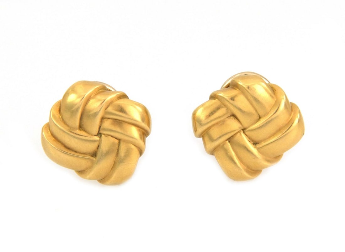 Angela Cummings 18k Yellow Gold Knot Clip Earrings: Angela Cummings 18k Yellow Gold Knot Clip Earrings This pair of vintage Angela Cummings earrings is crafted from 18k yellow gold and features a square-shaped, basket-woven knot design with a smooth sa