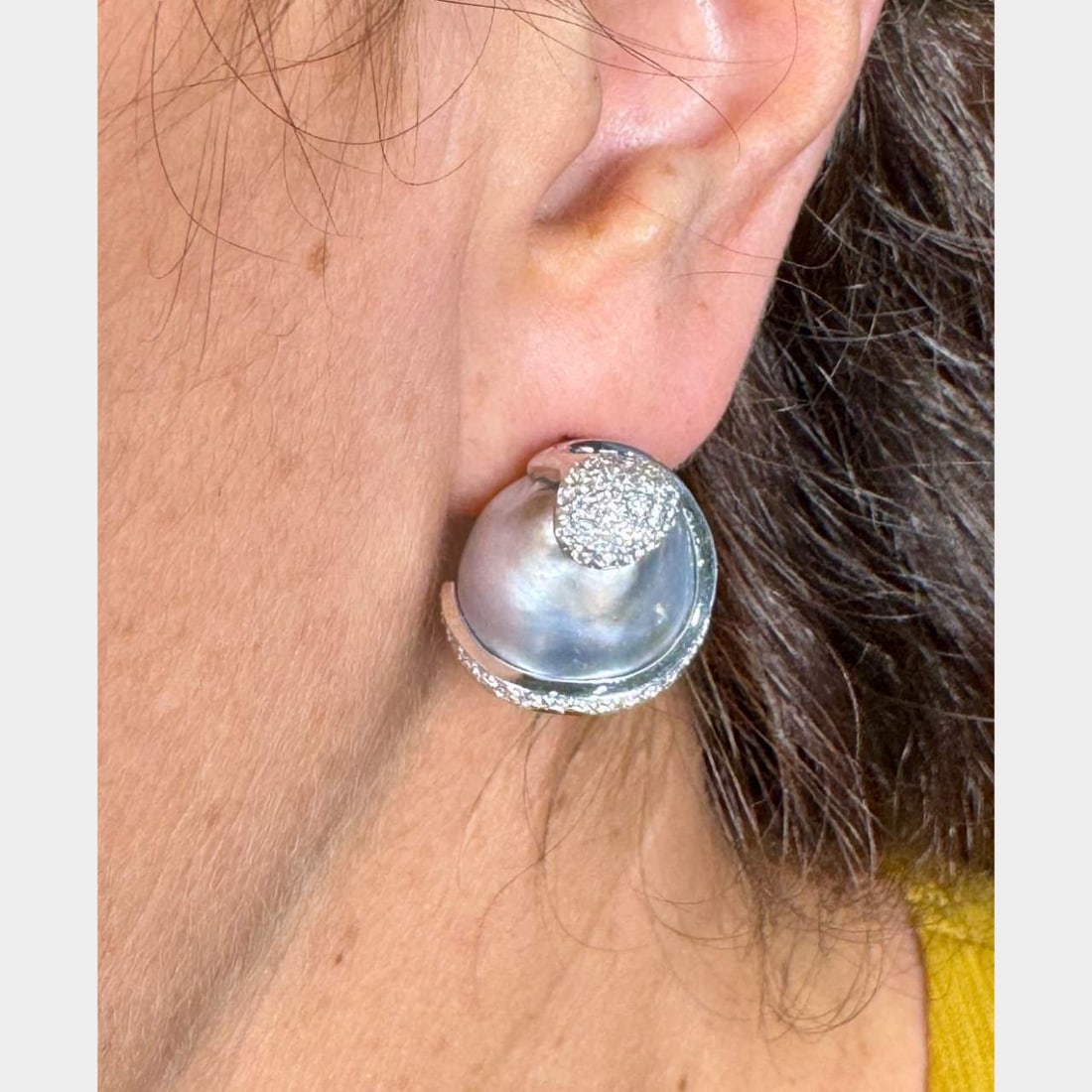 Elegant 18K White Gold South Sea Pearl Diamond Earrings: Elegant 18K White Gold South Sea Pearl Diamond Earrings Exquisite 18K White Gold earrings featuring stunning South Sea pearls and a dazzling array of diamonds. These earrings weigh 19.9 grams and are 