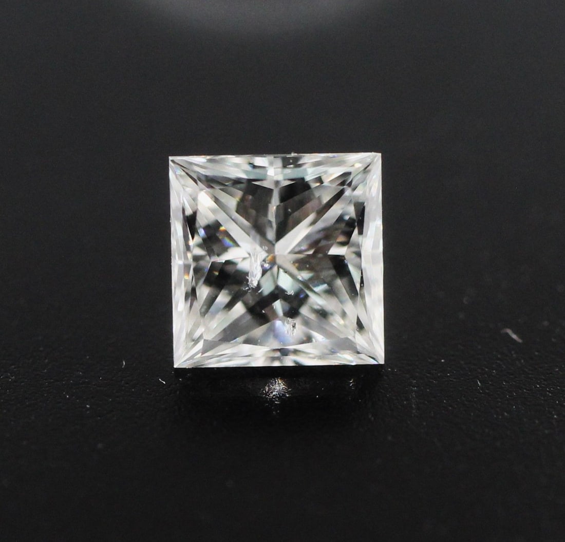Loose Diamond - PRINCESS 0.92ct H I1: Loose Diamond - PRINCESS 0.92ct H I1 Source: Natural Shape: PRINCESS Carats: 0.92 Color: H Clarity: I1 Certification: GIA The Diamond Depot Guarantee: All items in this auction are guaranteed to be 10