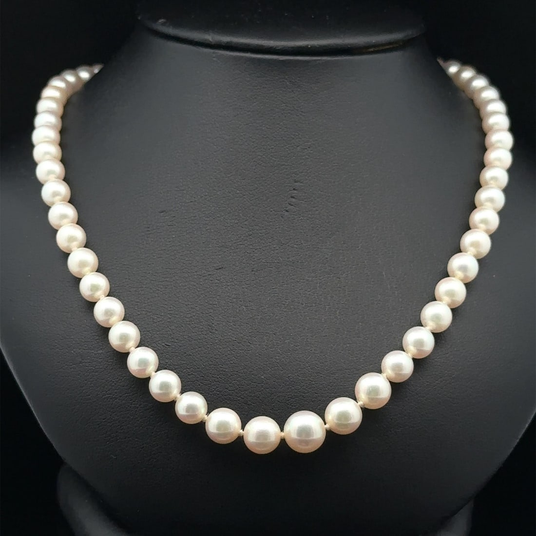 Vintage 20in Graduated Cultured Pearl Necklace 10k White Gold Clasp: Vintage 20in Graduated Cultured Pearl Necklace 10k White Gold Clasp This exquisite vintage necklace features a stunning array of graduated cultured pearls, ranging from 4.5mm to 7.7mm in size. The pea