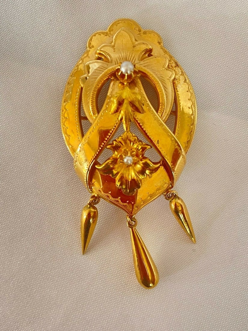 1952 GD & Co 18K Rose Gold Pink Pearl Brooch Fully Signed: 1952 GD & Co 18K Rose Gold Pink Pearl Brooch Fully Signed Discover the elegance of this exquisite 1952 Swedish brooch from GD & Co, crafted from 18K rose gold and featuring a stunning pink pearl. The 