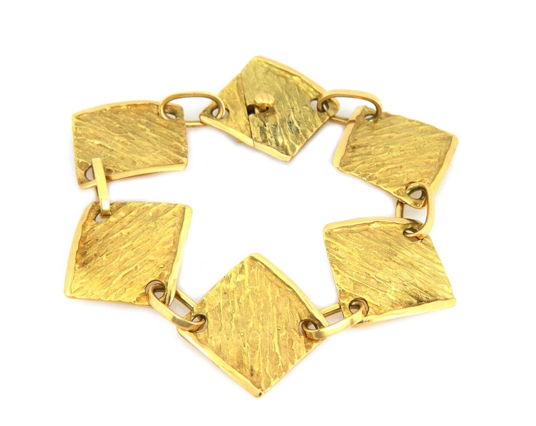 18k Yellow Gold Textured 5 Rhombus Link Bracelet 7.25in: 18k Yellow Gold Textured 5 Rhombus Link Bracelet 7.25in This stunning bracelet is crafted from 18k yellow gold and features five rhombus-shaped links. Each link showcases a textured design at the cent