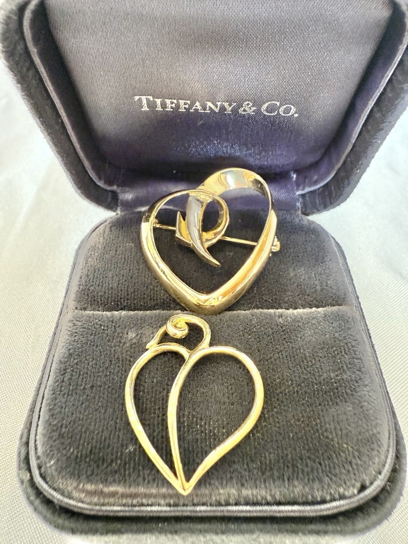 Paloma Picasso 18K Gold Heart Brooch Pendant Set Tiffany & Co Box: Paloma Picasso 18K Gold Heart Brooch Pendant Set Tiffany & Co Box Explore this exquisite jewelry set featuring an 18k yellow gold heart brooch and pendant designed by Paloma Picasso for Tiffany & Co. 