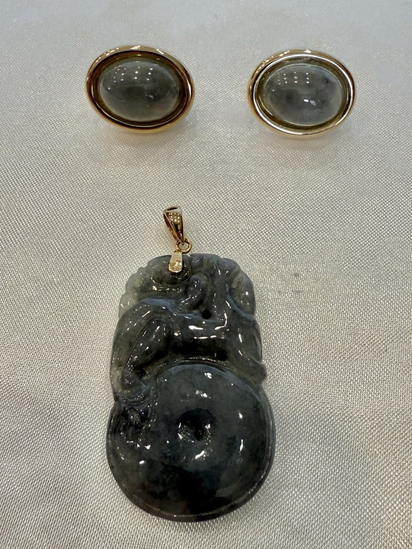Gump's 14K Gold Jadeite Jade Earrings and Pendant Set: Gump's 14K Gold Jadeite Jade Earrings and Pendant Set Experience the elegance of this exquisite jewelry set from Gump's, featuring a stunning pair of earrings and a pendant crafted in 14k yellow gold 