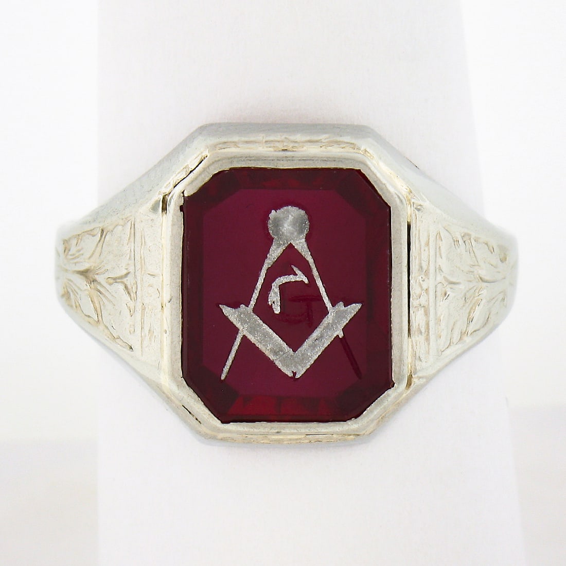 Antique Unbranded 10K White Gold Masonic Ring with Bezel Set Red Stone: Antique Unbranded 10K White Gold Masonic Ring with Bezel Set Red Stone Antique men's Masonic band ring crafted in solid 10k white gold, featuring a bezel-set rectangular red stone with cut corners and