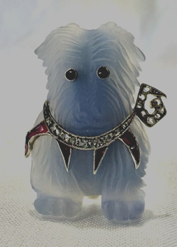 Art Deco 14K White Gold Dog Brooch with Diamond and Ruby: Art Deco 14K White Gold Dog Brooch with Diamond and Ruby This exquisite Art Deco brooch showcases a stunning design featuring 14K white gold, chalcedony, diamond, and synthetic ruby. Originating from 