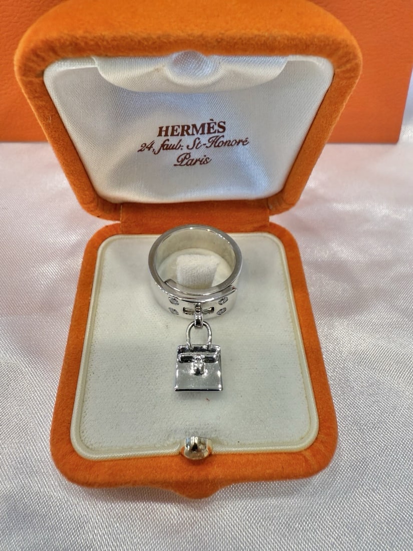 HERMES 18K White Gold Diamond Ring 6 with Box 4 Diamonds: HERMES 18K White Gold Diamond Ring 6 with Box 4 Diamonds Discover the elegance of this exquisite Hermes 18K white gold diamond ring, size 6. Crafted with meticulous attention to detail, this stunning 