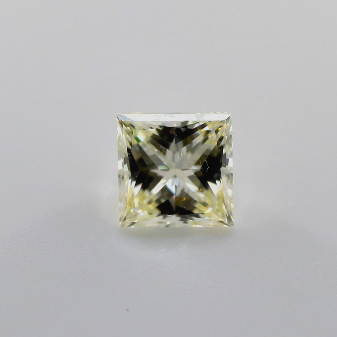 Loose Diamond - PRINCESS 1.01ct M VS2: Loose Diamond - PRINCESS 1.01ct M VS2 Source: Natural Shape: PRINCESS Carats: 1.01 Color: M Clarity: VS2 Certification: NONE The Diamond Depot Guarantee: All items in this auction are guaranteed to be