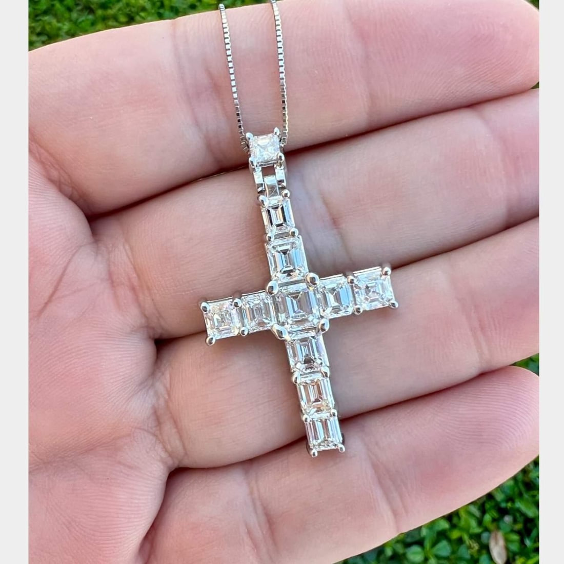 Platinum Diamond Cross Necklace 6.00 Ct 1.5 Inch Pendant: Platinum Diamond Cross Necklace 6.00 Ct 1.5 Inch Pendant This exquisite Platinum Diamond Cross Necklace showcases a stunning design set with 11 diamonds totaling approximately 6.00 carats. The diamond