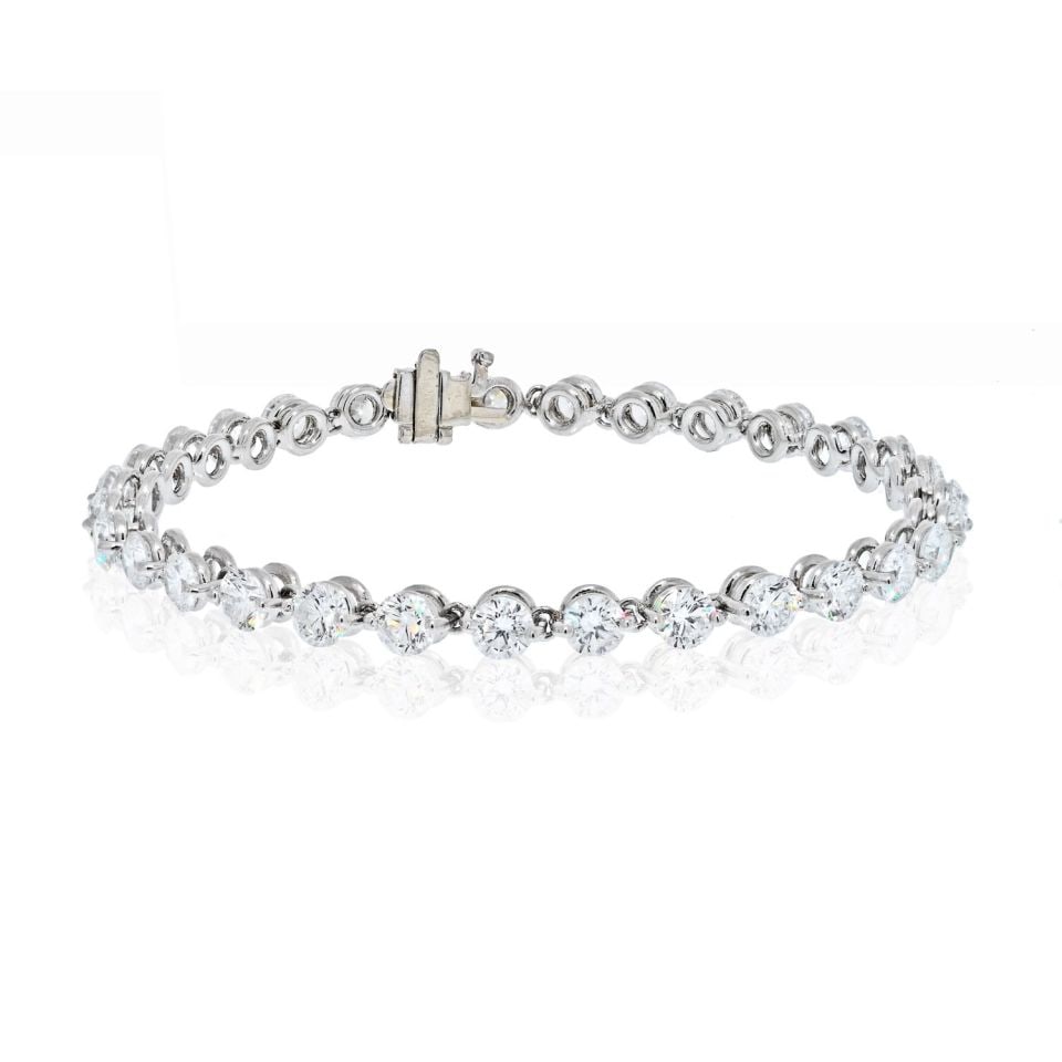 Platinum Tennis Bracelet 7.48ct Round Brilliant Diamonds Shared Prong Setting: Platinum Tennis Bracelet 7.48ct Round Brilliant Diamonds Shared Prong Setting This pre-owned platinum tennis bracelet features 7.48 carats of round brilliant cut diamonds set in a shared prong design.