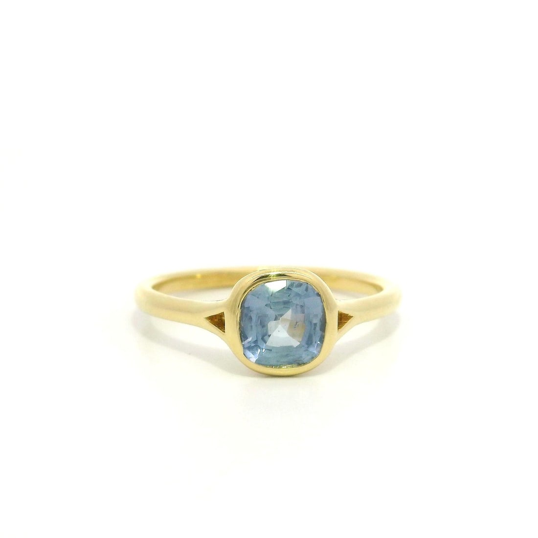 18k Gold 1.13ct GIA No Heat Ceylon Cushion Sapphire Ring: 18k Gold 1.13ct GIA No Heat Ceylon Cushion Sapphire Ring Discover elegance with this exquisite 18k Gold Bezel Solitaire Ring featuring a stunning 1.13ct No Heat Ceylon Cushion Step Cut Sapphire. This 