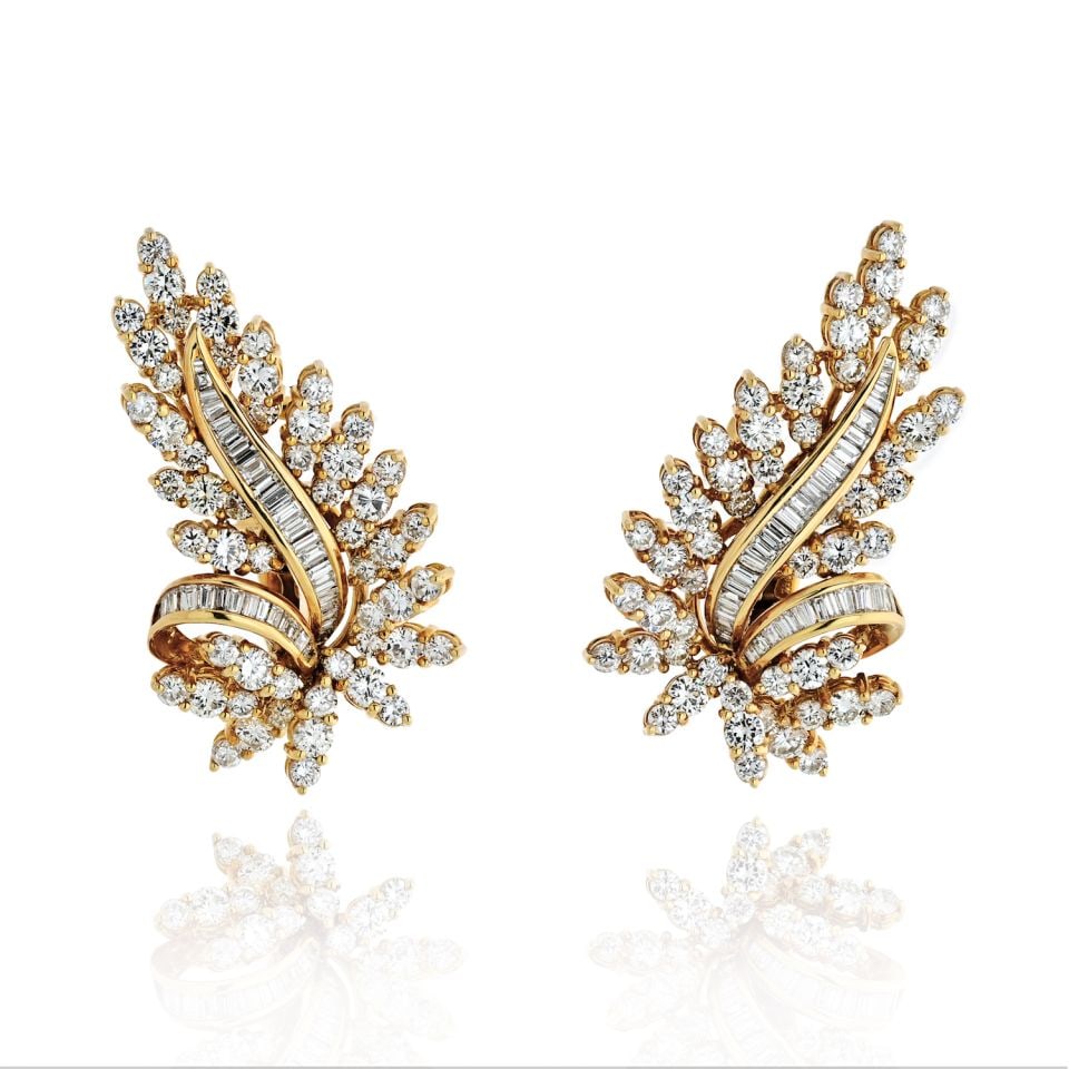 Oscar Heyman 18K Yellow Gold 8.50ct Diamond Leaf Earrings: Oscar Heyman 18K Yellow Gold 8.50ct Diamond Leaf Earrings Elevate your jewelry collection with these stunning Oscar Heyman earrings, exquisitely crafted in 18K yellow gold. These mid-century earrings 