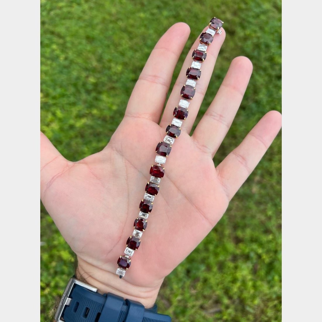 18K White Gold GIA Certified No-heat Spinel Diamond Bracelet 55 Ct: 18K White Gold GIA Certified No-heat Spinel Diamond Bracelet 55 Ct This exquisite bracelet is crafted from 18K white gold and features GIA certified Burma no-heat spinels along with stunning diamonds.