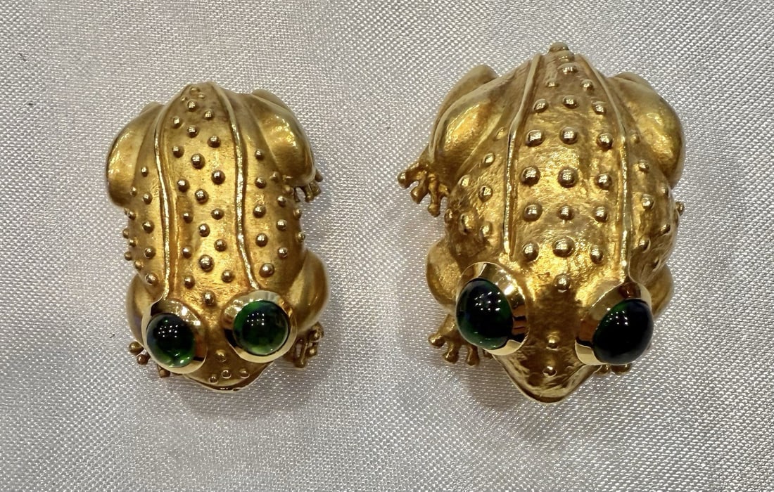 JB 18K Gold Green Tourmaline Frog Pendant Brooch Set: JB 18K Gold Green Tourmaline Frog Pendant Brooch Set This exquisite 2-piece set features a stunning frog pendant and brooch crafted from 18k yellow gold, adorned with vibrant green tourmaline stones. 