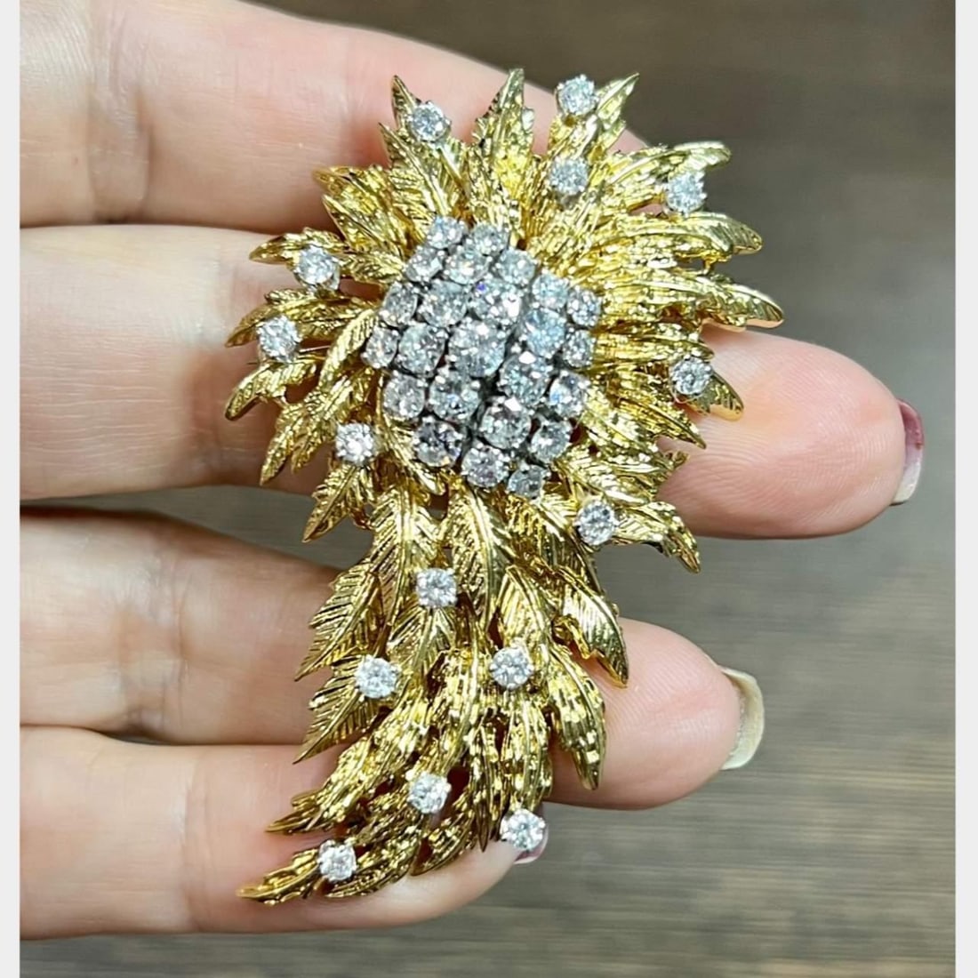 Elegant 18K Yellow Gold Brooch with 39 Diamonds 4.00 Ct: Elegant 18K Yellow Gold Brooch with 39 Diamonds 4.00 Ct This stunning 18K yellow gold brooch features a total of 39 sparkling diamonds, with an approximate weight of 4.00 ct. The diamonds are graded F