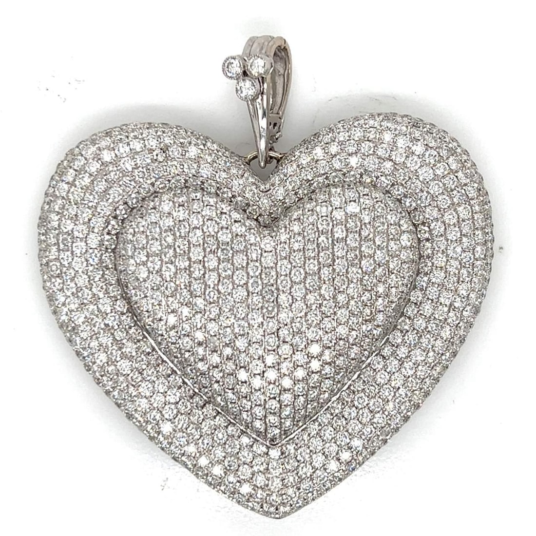 18K White Gold 19.50 Ct Diamond Heart Pendant Jewelry: 18K White Gold 19.50 Ct Diamond Heart Pendant Jewelry This exquisite heart-shaped pendant is crafted from 18K white gold and features a stunning array of diamonds totaling approximately 19.50 carats. 
