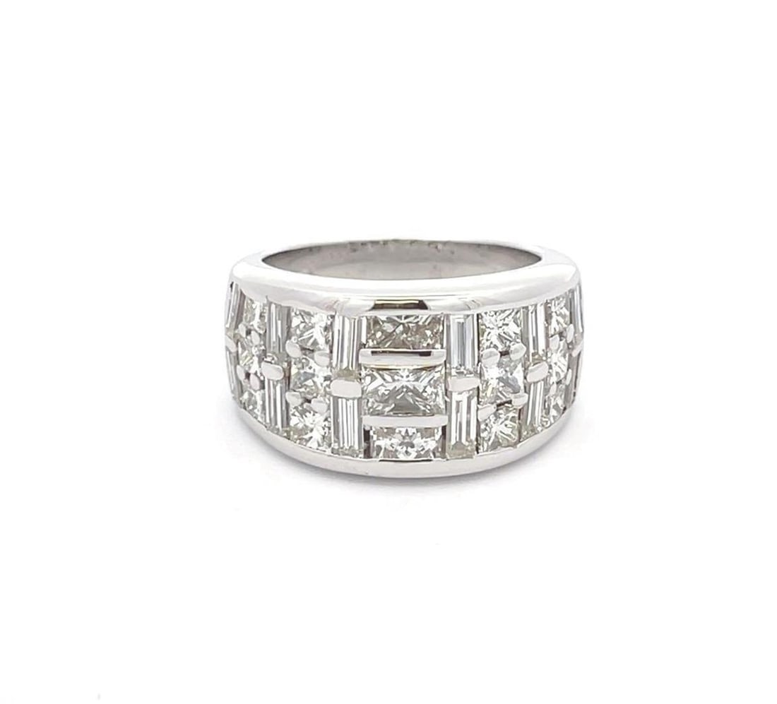 Stunning 4 Carat Princess Diamond Ring 18k White Gold Wide Band Size 7.5: Stunning 4 Carat Princess Diamond Ring 18k White Gold Wide Band Size 7.5 This stunning wide band ring is elegantly crafted from 18k white gold, featuring a polished finish. The front showcases a dazzl