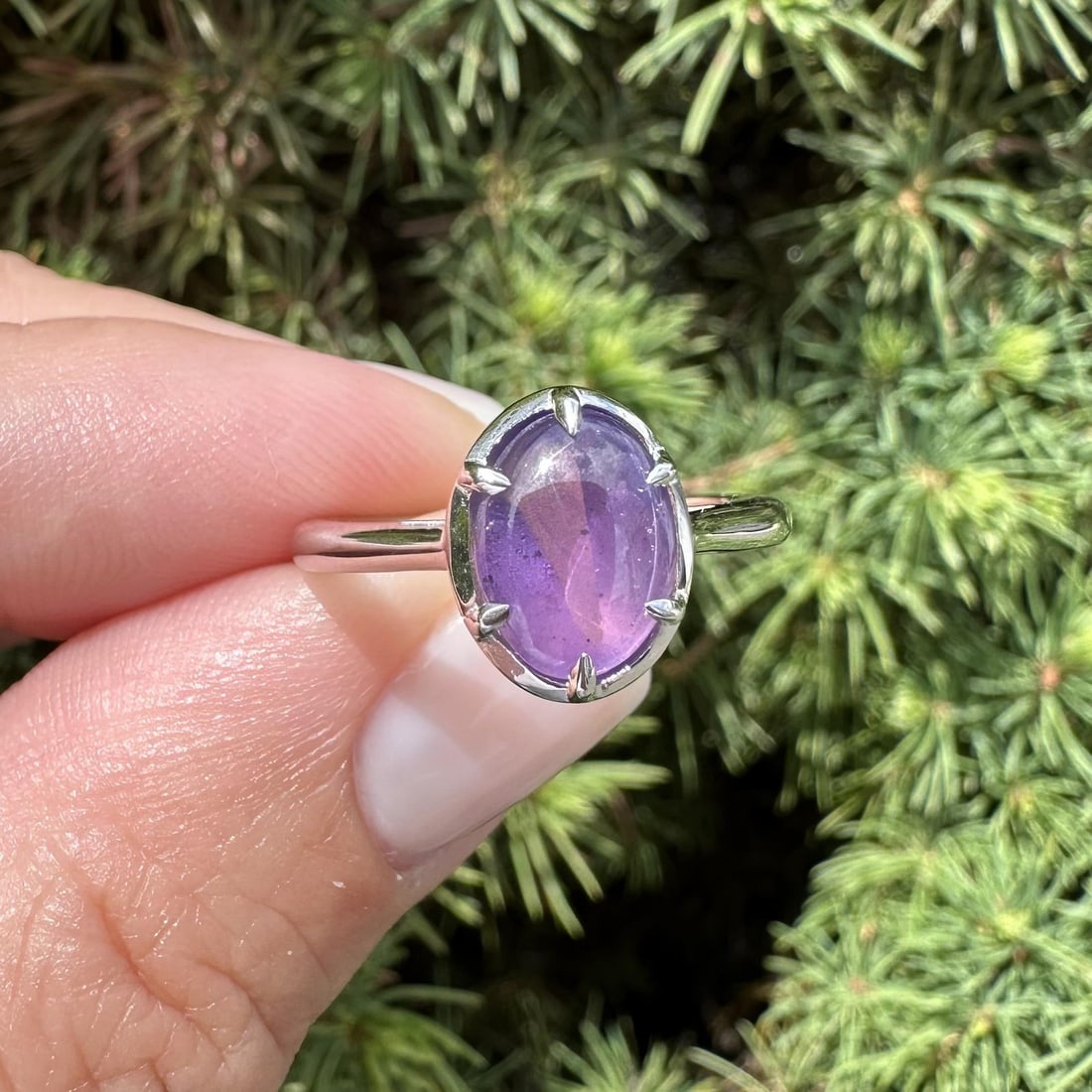 Unbranded Platinum Ring with 2.90ct Ceylon Cat's Eye Sapphire GIA: Unbranded Platinum Ring with 2.90ct Ceylon Cat's Eye Sapphire GIA Vintage natural cat's eye sapphire ring set in solid platinum. This women's solitaire ring features one oval cabochon sapphire describ