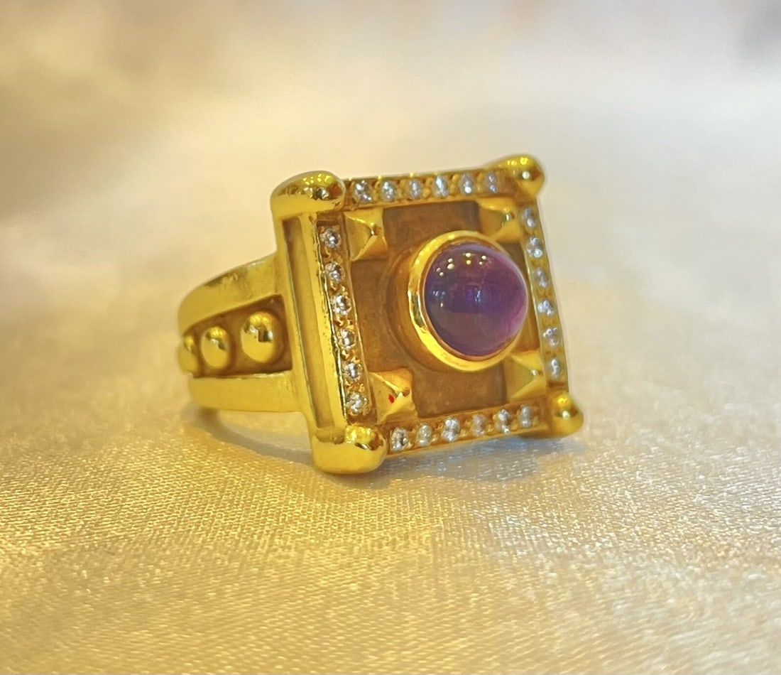 Kieselstein-Cord 18K Yellow Gold Amethyst Diamond Ring Size 7: Kieselstein-Cord 18K Yellow Gold Amethyst Diamond Ring Size 7 This exquisite Kieselstein-Cord ring showcases the beauty of 18K yellow gold, adorned with sparkling GVS diamonds and a stunning amethyst 