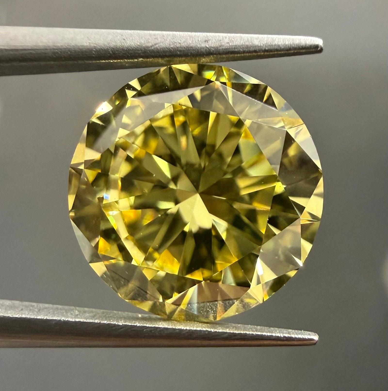 Loose Diamond - ROUND 2.38ct Fancy Intense Yellow SI2: Loose Diamond - ROUND 2.38ct Fancy Intense Yellow SI2 Source: Natural Shape: ROUND Carats: 2.38 Color: Fancy Intense Yellow Certification: GIA The Diamond Depot Guarantee: All items in this auction ar