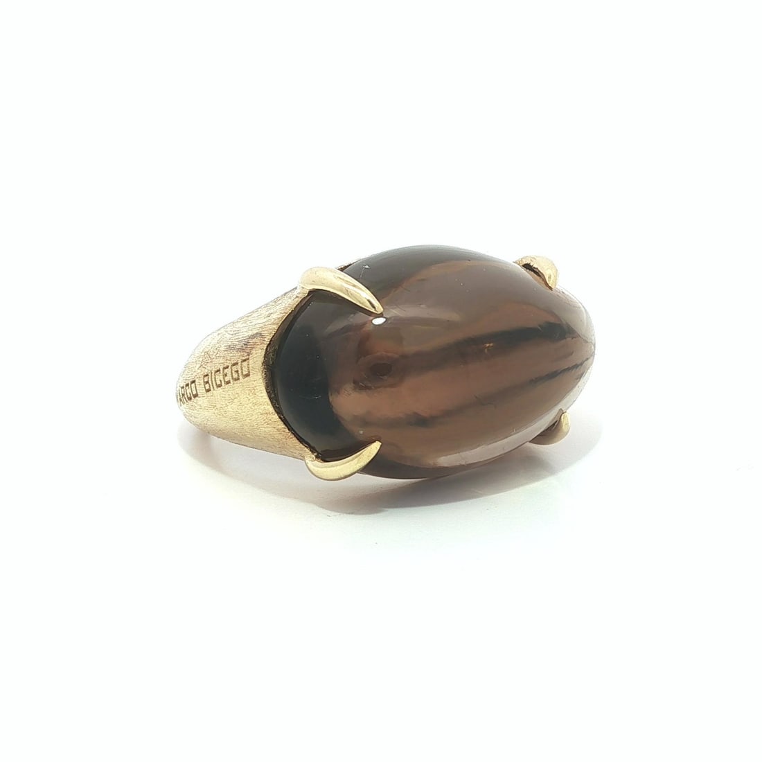 Marco Bicego Quartz Cabochon Solitaire Ring in 18k Yellow Gold Size 7.5: Marco Bicego Quartz Cabochon Solitaire Ring in 18k Yellow Gold Size 7.5 This Marco Bicego ring features a solitaire oval cabochon-cut natural quartz in a transparent brown hue, securely set in solid 1