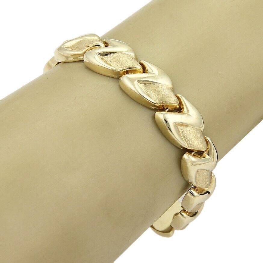 Unbranded 14k Yellow Gold Textured Geometric Link Bracelet 7 Inch: Unbranded 14k Yellow Gold Textured Geometric Link Bracelet 7 Inch Vintage estate bracelet crafted in solid 14k yellow gold with a geometric Z-shape link construction and detailed textured finishes. Th