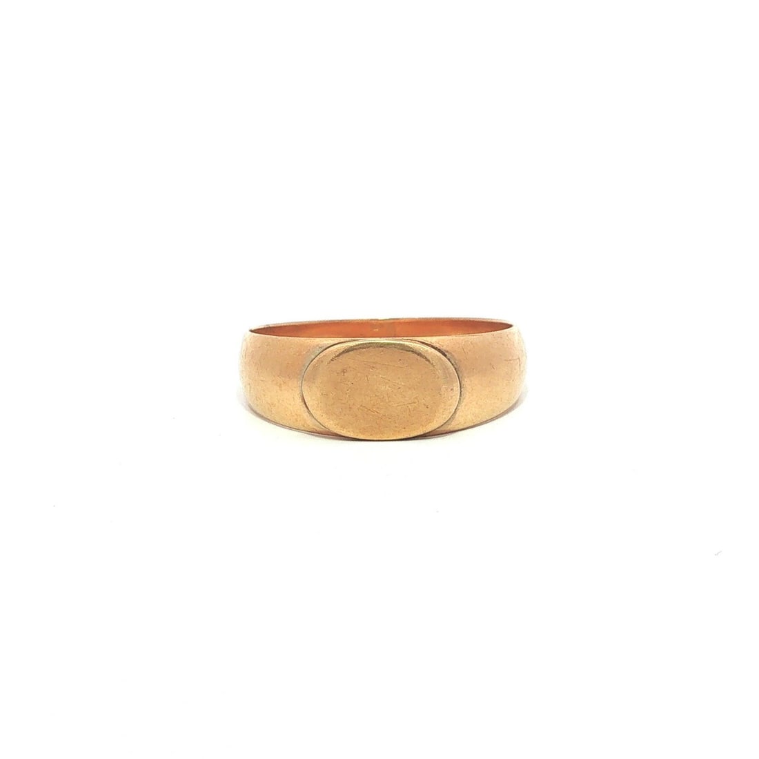 Victorian 13-14k yellow gold oval signet ring size 11: Victorian 13-14k yellow gold oval signet ring size 11 This antique Victorian signet band ring is crafted from solid 13-14k yellow gold. The ring features an east-west oriented oval top, measuring 7.7m