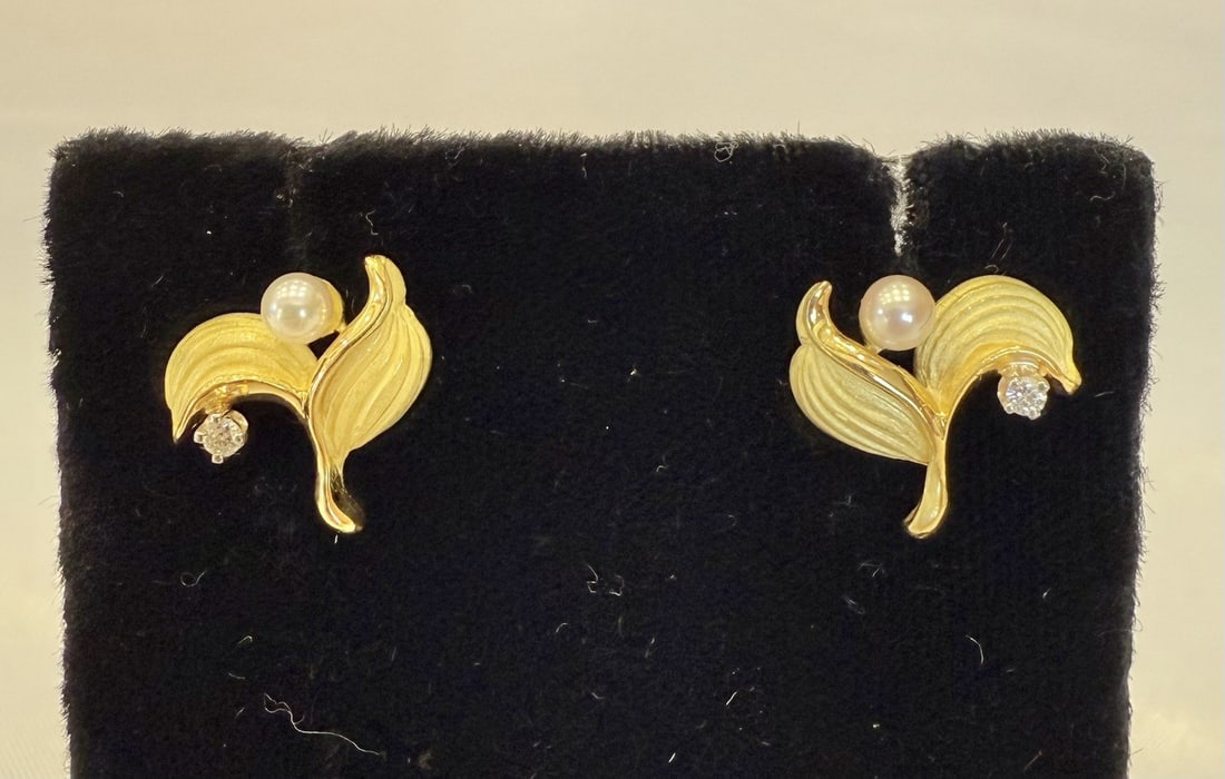 Elegant French 18K Yellow Gold Diamond Pearl Leaf Earrings: Elegant French 18K Yellow Gold Diamond Pearl Leaf Earrings Discover these exquisite French earrings crafted from 18K yellow gold. The stunning leaf-shaped design features delicate details and showcase
