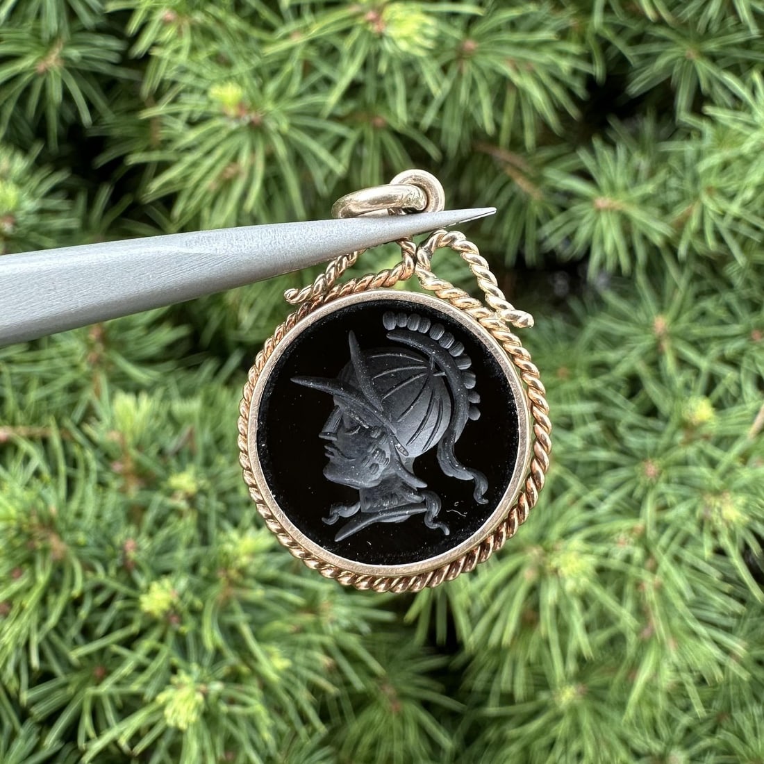 Victorian 10k Rose Gold Intaglio Hard Stone Charm Pendant: Victorian 10k Rose Gold Intaglio Hard Stone Charm Pendant This antique Victorian charm pendant features a beautifully carved intaglio hard stone set in solid 10k rose gold. The round-cut hard stone ha