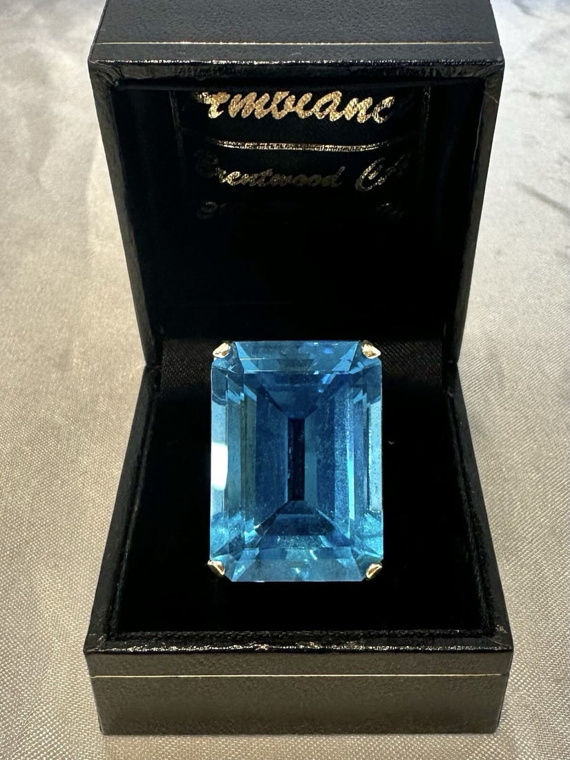 Stunning 10K Yellow Gold Large Topaz Ring 5.5: Stunning 10K Yellow Gold Large Topaz Ring 5.5 This stunning large ring features a 10K yellow gold band that beautifully showcases a magnificent topaz stone. With a ring size of 5.5, it is crafted from