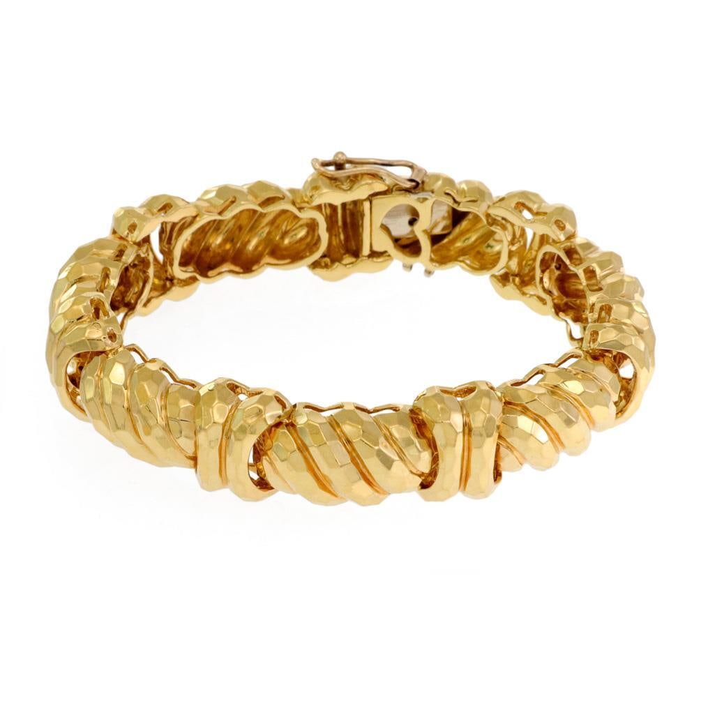 Henry Dunay 18k Yellow Gold Hammered Shrimp Link Bracelet: Henry Dunay 18k Yellow Gold Hammered Shrimp Link Bracelet Discover the elegance of this authentic Henry Dunay bracelet, meticulously crafted from 18k yellow gold. The design showcases a stunning hand-