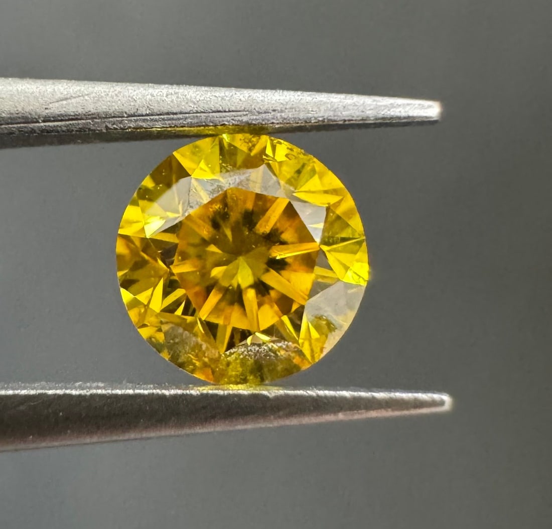 Loose Diamond - ROUND 0.29ct Fancy Vivid Yellow SI2: Loose Diamond - ROUND 0.29ct Fancy Vivid Yellow SI2 Source: Natural Shape: ROUND Carats: 0.29 Color: Fancy Vivid Yellow Certification: GIA The Diamond Depot Guarantee: All items in this auction are gu