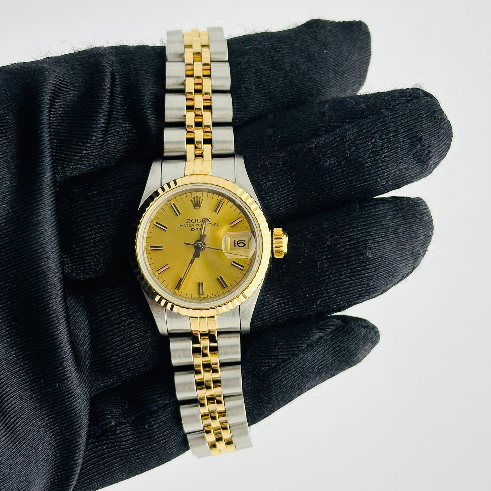 Rolex Datejust Lady 69173 Champagne Dial Jubilee Bracelet: Rolex Datejust Lady 69173 Champagne Dial Jubilee Bracelet This Rolex Datejust Lady features a classic champagne stick dial, complemented by a fluted bezel and a D-Link Jubilee bracelet. The watch is i