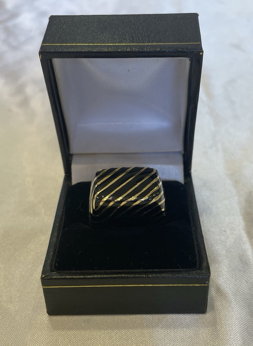 David Webb 18k Yellow Gold Enamel Ring Size 7: David Webb 18k Yellow Gold Enamel Ring Size 7 This exquisite ring by David Webb is crafted from 18k yellow gold and features vibrant enamel detailing. The ring showcases meticulous design and exceptio