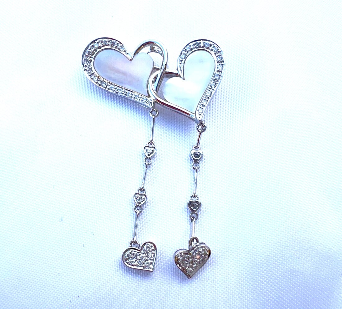 Exquisite 18K White Gold Double Heart Brooch with Diamond Mother of Pearl: Exquisite 18K White Gold Double Heart Brooch with Diamond Mother of Pearl This exquisite 18K white gold brooch features a stunning double heart design adorned with diamond mother of pearl. Weighing 7.