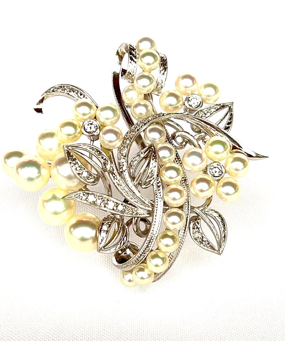 Mikimoto Platinum Diamond Pearl Brooch 900 Metal Purity: Mikimoto Platinum Diamond Pearl Brooch 900 Metal Purity This exquisite Mikimoto brooch showcases a stunning design, crafted in platinum with a metal purity of 900. Featuring a diamond pearl centerpiec