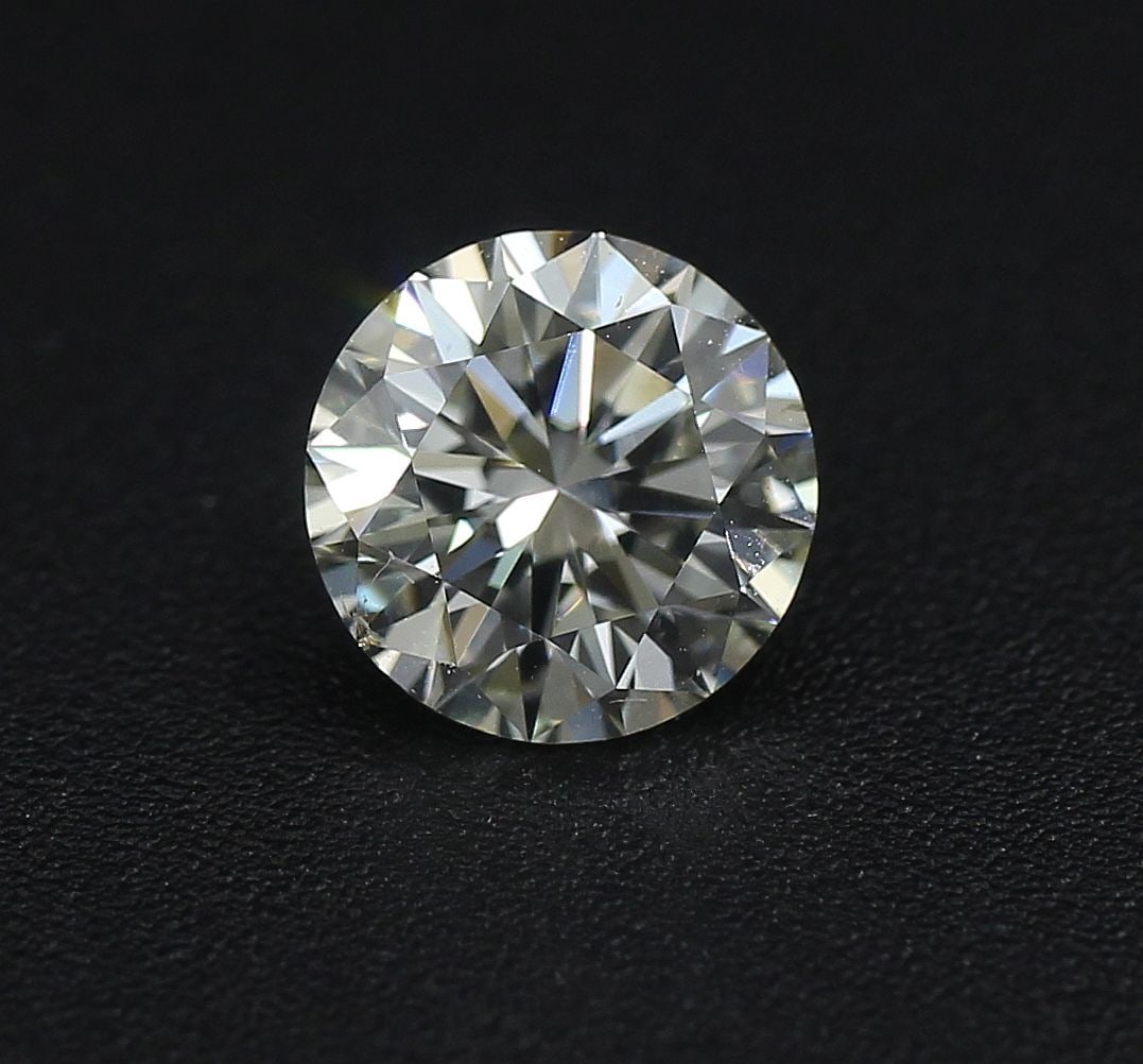 Loose Diamond - ROUND 1.11ct E SI2: Loose Diamond - ROUND 1.11ct E SI2 Source: Natural Shape: ROUND Carats: 1.11 Color: E Clarity: SI2 Certification: GIA The Diamond Depot Guarantee: All items in this auction are guaranteed to be 100% a