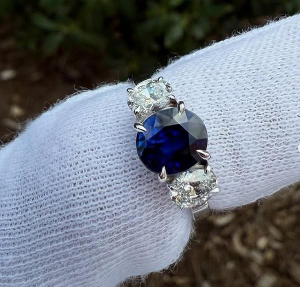 Platinum GIA Certified 3.5ct Royal Blue Burma Sapphire Diamond Ring: Platinum GIA Certified 3.5ct Royal Blue Burma Sapphire Diamond Ring Introducing a stunning cocktail ring featuring a captivating 3.5ctw of exquisite gemstones. At its center lies a striking natural Bu