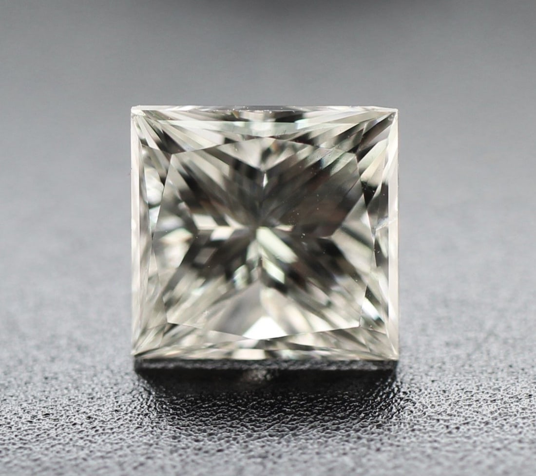 Loose Diamond - PRINCESS 1.18ct J SI1: Loose Diamond - PRINCESS 1.18ct J SI1 Source: Natural Shape: PRINCESS Carats: 1.18 Color: J Clarity: SI1 Certification: GIA The Diamond Depot Guarantee: All items in this auction are guaranteed to be 
