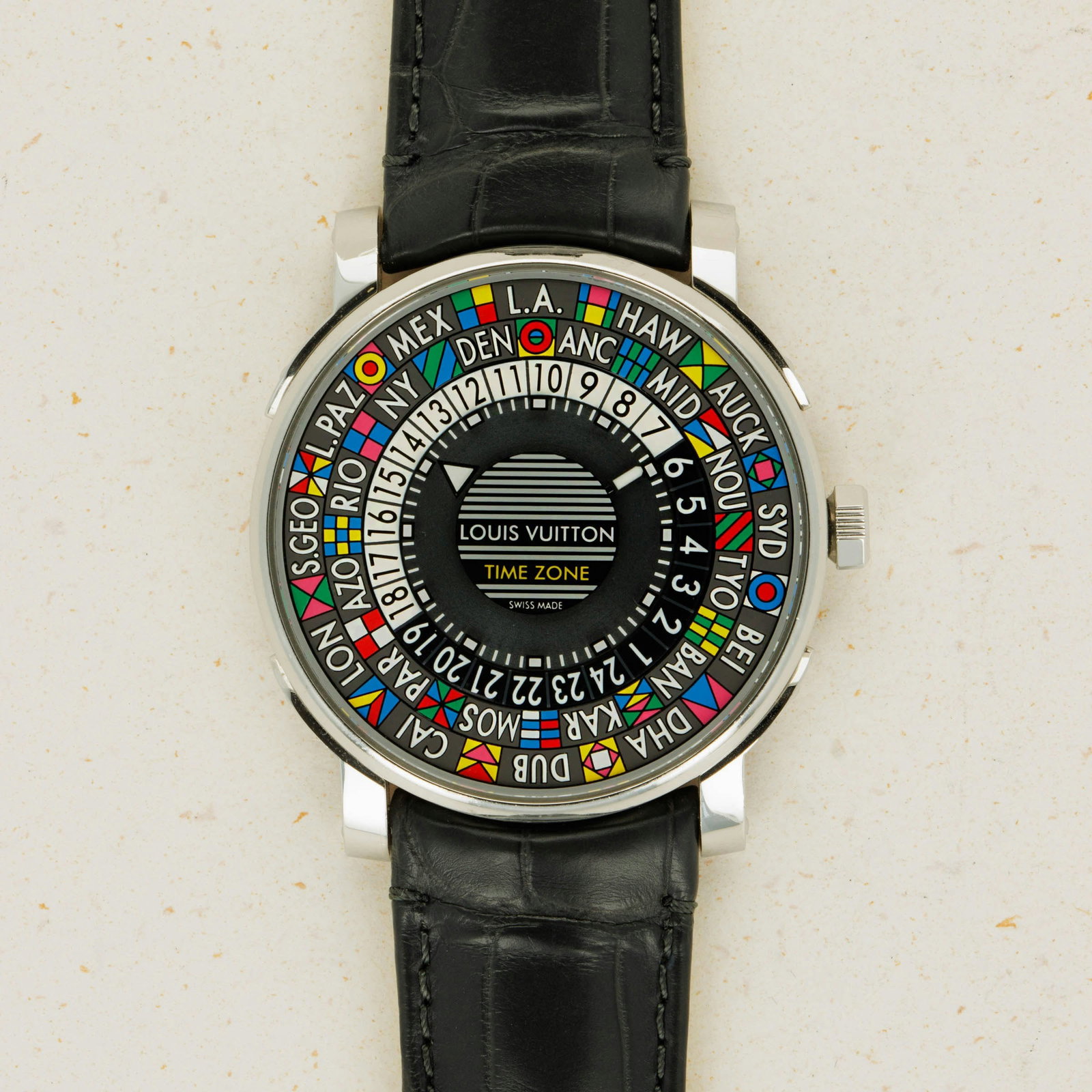 Louis Vuitton Q5D20 Escale Time Zone Mens Watch Gray Dial Rubber Strap: Louis Vuitton Q5D20 Escale Time Zone Mens Watch Gray Dial Rubber Strap Louis Vuitton Escale Time Zone men's watch with a gray dial and rubber bracelet. The reference number is Q5D20, and the watch is 