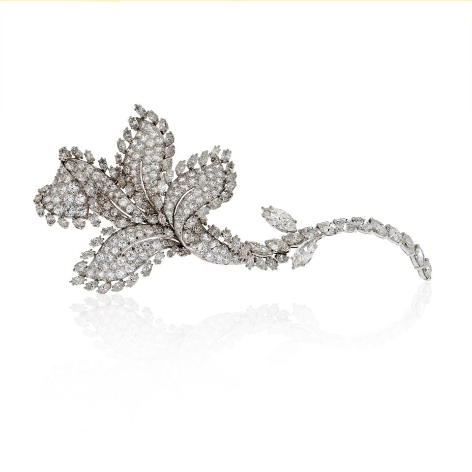 David Webb Platinum Flower Brooch 18.92 cts Diamonds Signed Webb: David Webb Platinum Flower Brooch 18.92 cts Diamonds Signed Webb This exquisite David Webb brooch features a stunning flower design crafted in luxurious platinum. The piece is adorned with 271 diamond