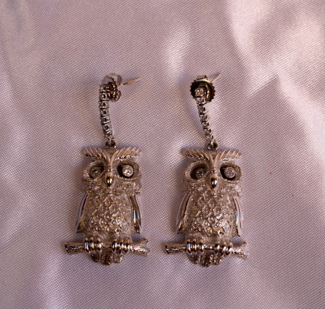 Exquisite WG 18K White Gold Diamond Owl Chandelier Earrings: Exquisite WG 18K White Gold Diamond Owl Chandelier Earrings Discover these exquisite English 18K White Gold Diamond Owl Earrings, a stunning chandelier style piece featuring movable diamond eyes that 