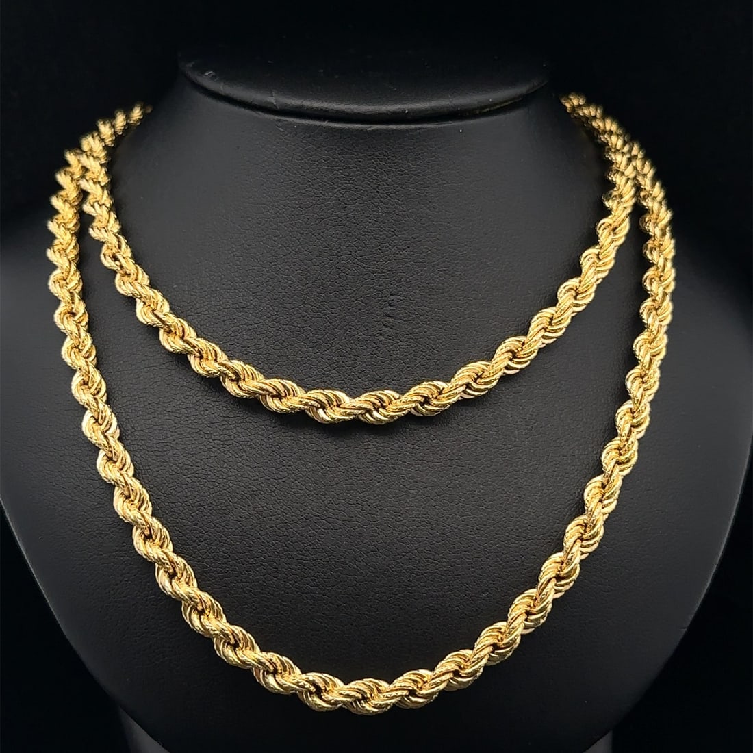 14k Yellow Gold 31 Inch Textured Rope Link Necklace with Lobster Clasp: 14k Yellow Gold 31 Inch Textured Rope Link Necklace with Lobster Clasp This exquisite 14k Yellow Gold Rope Link Chain Necklace features a hollow design that is both lightweight and durable. Measuring 