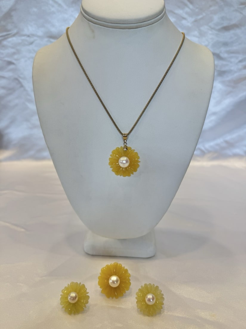 14K Yellow Gold Jewelry Set Necklace Ring Earrings Jadeite Pearl: 14K Yellow Gold Jewelry Set Necklace Ring Earrings Jadeite Pearl This exquisite jewelry set features a stunning necklace, a size 7 ring, and a pair of earrings, all crafted from 14k yellow gold with b