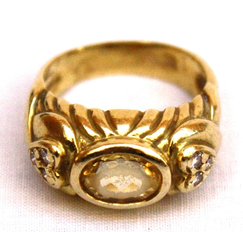 Judith Ripka 18K Gold Citrine Diamond Ring Size 8: Judith Ripka 18K Gold Citrine Diamond Ring Size 8 This exquisite Judith Ripka ring is crafted from 18K yellow gold and features a stunning combination of a central citrine stone surrounded by six spar