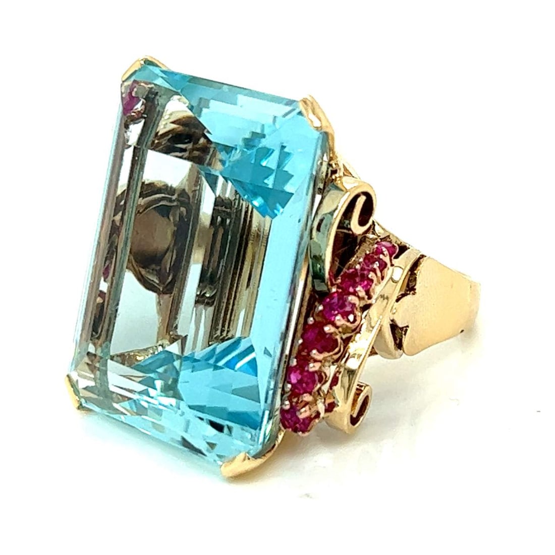Stunning Retro 14K Yellow Gold Aquamarine 65.88 Ct Ring with 14 Rubies: Stunning Retro 14K Yellow Gold Aquamarine 65.88 Ct Ring with 14 Rubies This exquisite Retro ring features a stunning 65.88 Ct. aquamarine centerpiece, beautifully complemented by 14 vibrant rubies tot