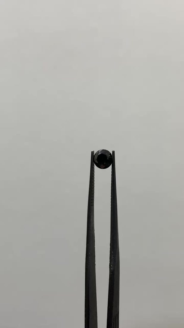 Loose Diamond - ROUND 0.64ct Fancy Black VVS2: Loose Diamond - ROUND 0.64ct Fancy Black VVS2 Source: Natural Shape: ROUND Carats: 0.64 Color: Fancy Black Certification: GIA Video: