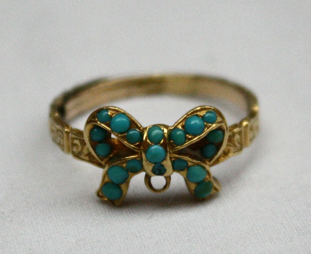 French 19th Century 18K Gold Ring with Turquoise Size 7: French 19th Century 18K Gold Ring with Turquoise Size 7 A 19th century French ring in 18k yellow gold, featuring a turquoise ribbon in the center. The piece has detailed design and patina, and is note
